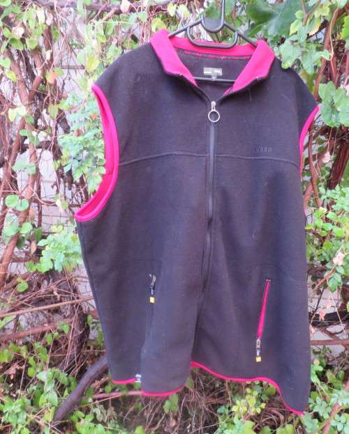 JEEP black/red unisex brushed polyester waistcoat.Zip-up front & pockets.Size 3XL.High collar.As new