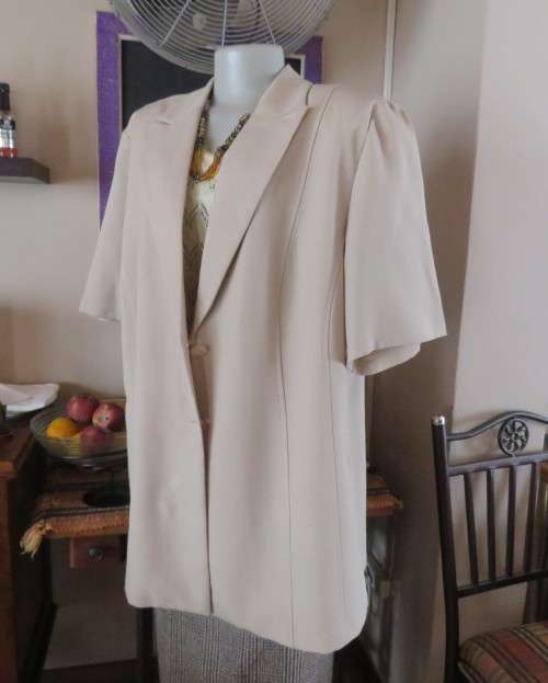 Very smart wheat colour tailored short sleeve 2 button/open collar jacket by ZETA size 46/22.As new.