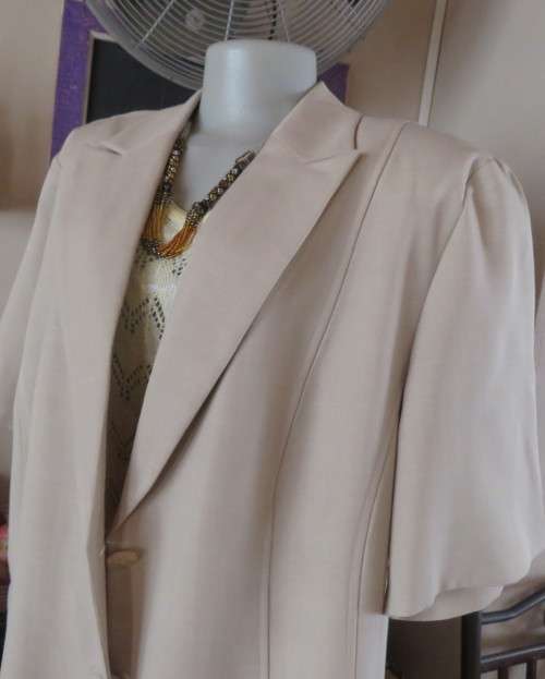 Very smart wheat colour tailored short sleeve 2 button/open collar jacket by ZETA size 46/22.As new.