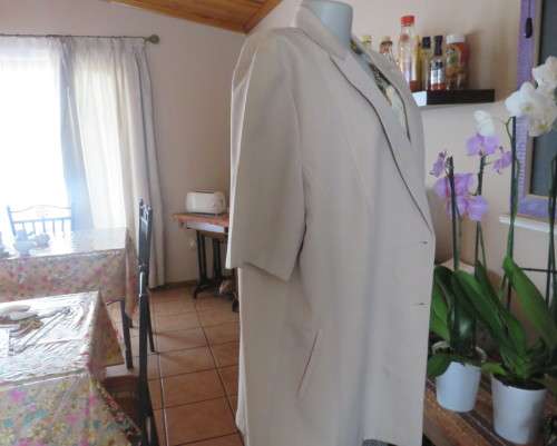 Very smart wheat colour tailored short sleeve 2 button/open collar jacket by ZETA size 46/22.As new.