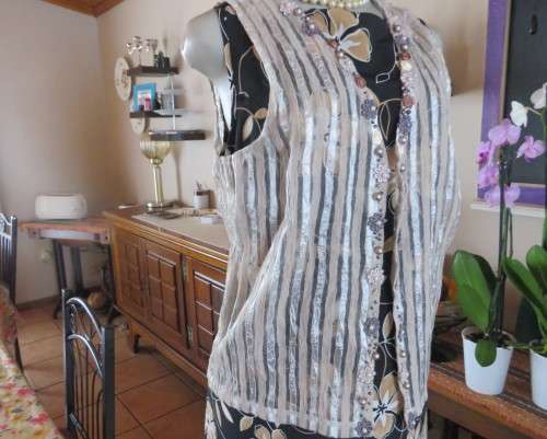 Spice up your outfit with this glamour sleeveless open hanging top.Richly decorated.Size 36.As new.