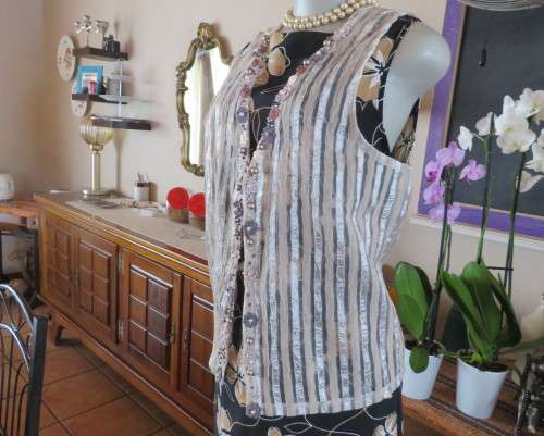 Spice up your outfit with this glamour sleeveless open hanging top.Richly decorated.Size 36.As new.