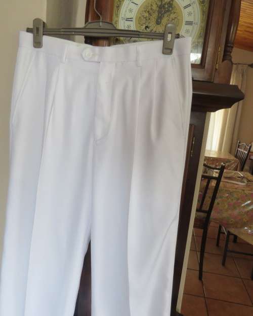 Handsome men`s white trousers by LION KNIGHT size 34 in cotton/terylene and silk.Pleated front.