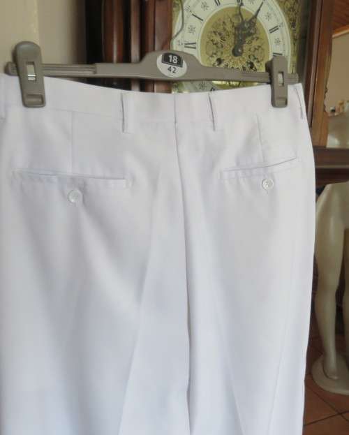 Handsome men`s white trousers by LION KNIGHT size 34 in cotton/terylene and silk.Pleated front.