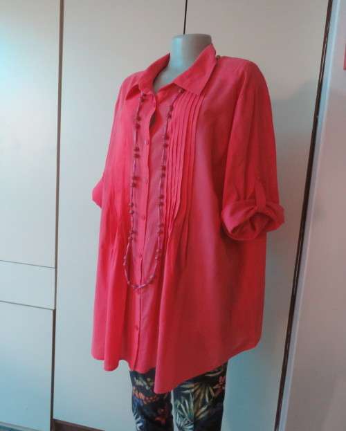 Fabulous crimson button down top/shirt collar with tucked front.By DONATELLA size 48/24.As new