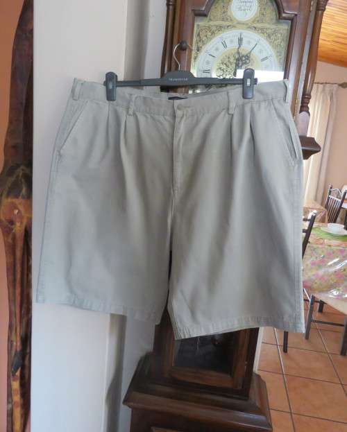 Men`s wheat colour 100% cotton shorts by OAKRIDGE size 42. Pleats on front.Pockets Back/sides.