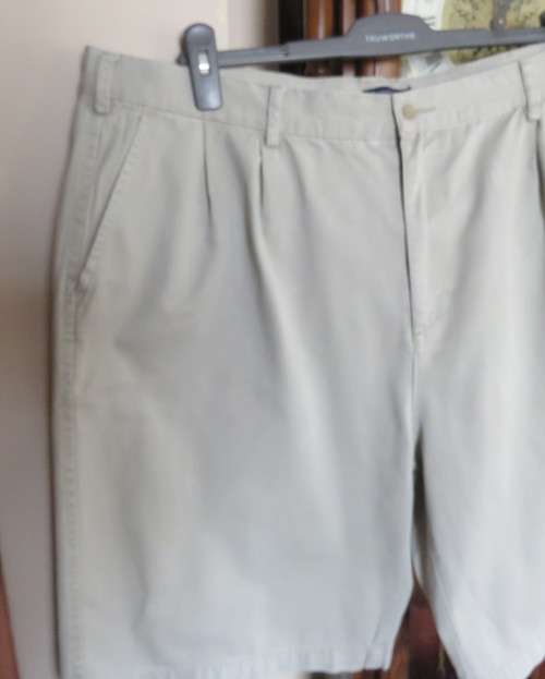 Men`s wheat colour 100% cotton shorts by OAKRIDGE size 42. Pleats on front.Pockets Back/sides.