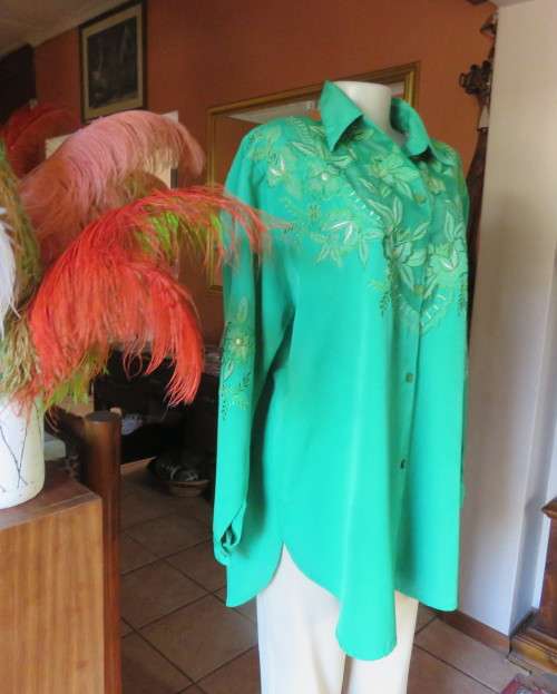 Glamour emerald green long sleeve top with luxury embroidery.Size 48 to 50.Label cut.Very good cond.