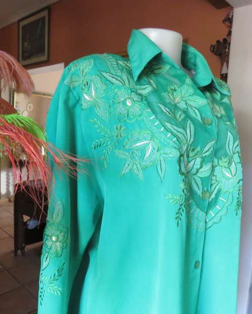 Glamour emerald green long sleeve top with luxury embroidery.Size 48 to 50.Label cut.Very good cond.