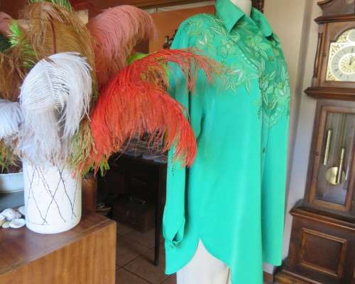 Glamour emerald green long sleeve top with luxury embroidery.Size 48 to 50.Label cut.Very good cond.