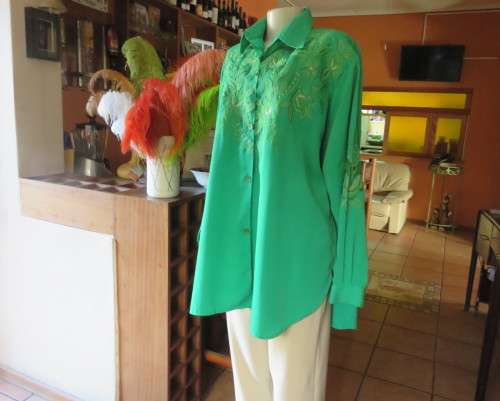 Glamour emerald green long sleeve top with luxury embroidery.Size 48 to 50.Label cut.Very good cond.