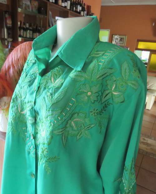 Glamour emerald green long sleeve top with luxury embroidery.Size 48 to 50.Label cut.Very good cond.