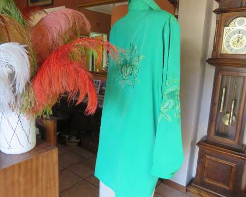 Glamour emerald green long sleeve top with luxury embroidery.Size 48 to 50.Label cut.Very good cond.