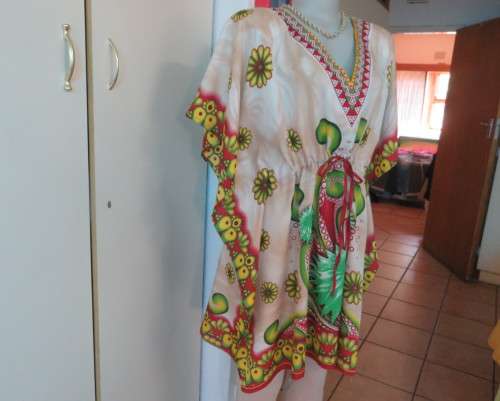 Cool bo-ho top 100% rayon.Cream background with bold green/maroon/yellow.Drawstring waist.36/40