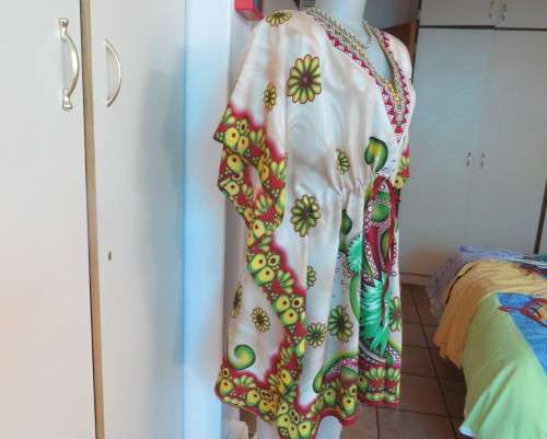 Cool bo-ho top 100% rayon.Cream background with bold green/maroon/yellow.Drawstring waist.36/40