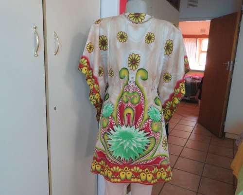 Cool bo-ho top 100% rayon.Cream background with bold green/maroon/yellow.Drawstring waist.36/40