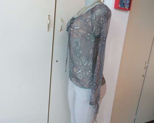 Pretty sheer polyester long sleeve top in jade/cream bo-ho print with scooped neckline.Size 32/8.
