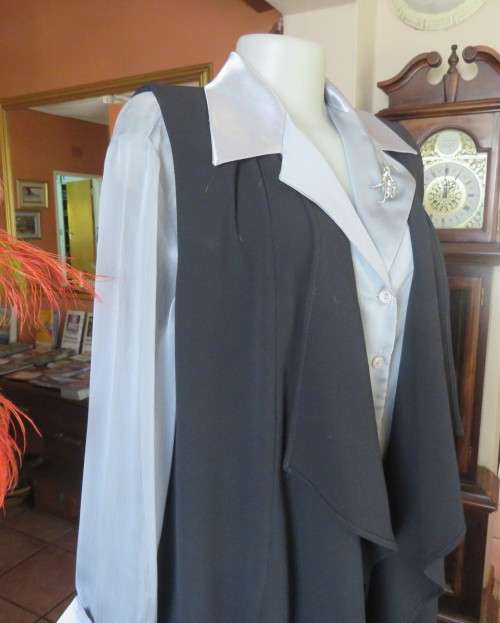 Magnificent black waterfall style sleeveless gilet 40/16.Absolute as new,Stretch poly.Calf length