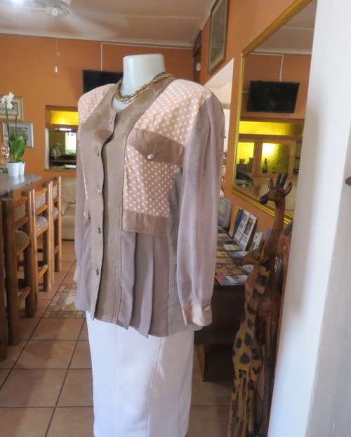 Stunning long sleeve peplum jacket in 6 fabric designs.Collarless.4 dummy pockets.By GARBO FLAIR 42