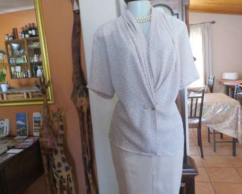 Amazing GIORGIO short sleeve top.Ecru/ tiny white design.Pleats on shoulders.Foldover Size 40