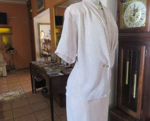 Amazing GIORGIO short sleeve top.Ecru/ tiny white design.Pleats on shoulders.Foldover Size 40