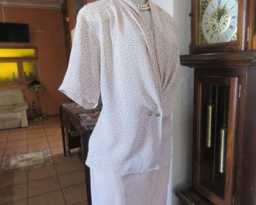Amazing GIORGIO short sleeve top.Ecru/ tiny white design.Pleats on shoulders.Foldover Size 40