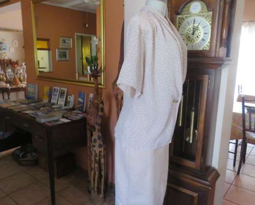 Amazing GIORGIO short sleeve top.Ecru/ tiny white design.Pleats on shoulders.Foldover Size 40