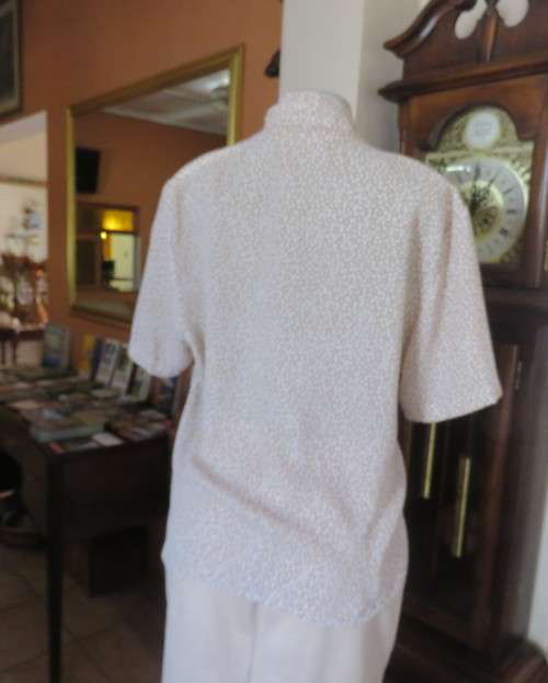 Amazing GIORGIO short sleeve top.Ecru/ tiny white design.Pleats on shoulders.Foldover Size 40