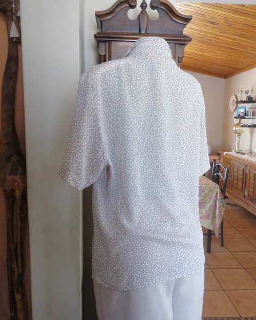 Amazing GIORGIO short sleeve top.Ecru/ tiny white design.Pleats on shoulders.Foldover Size 40