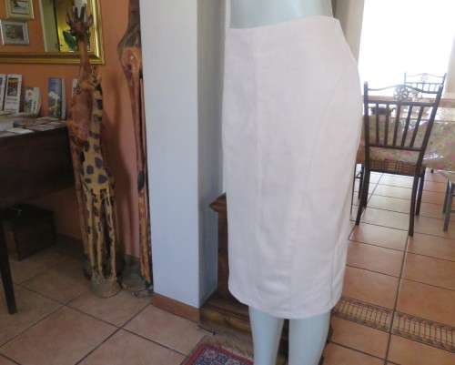 Beautiful wheat colour bandless skirt in stretch polyester with suede look.Size 38/14.New condition.