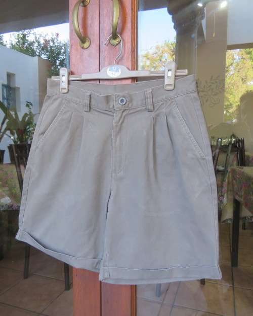 Men`s dark army green chino pure cotton shorts size 32 by WOOLWORTHS.Pleated front.As new