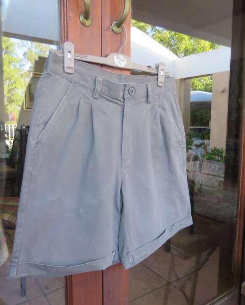 Men`s dark army green chino pure cotton shorts size 32 by WOOLWORTHS.Pleated front.As new