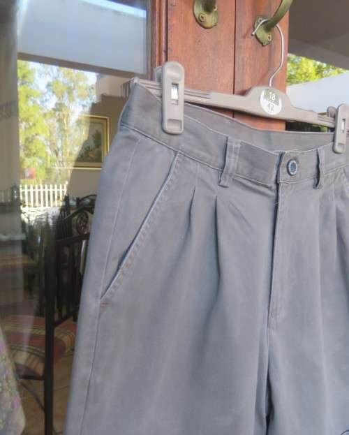 Men`s dark army green chino pure cotton shorts size 32 by WOOLWORTHS.Pleated front.As new