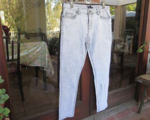 Men`s bleached blue skinny RT jeans size 34 Pockets front and back.Med. rise.Stretch polycotton.