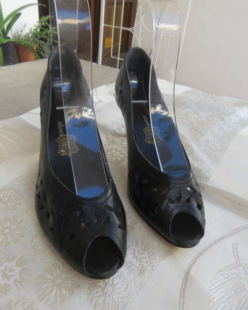 High quality black genuine leather shoes by FEMME Shoes size 6.5.Open toe. Cut-out leather.As new.