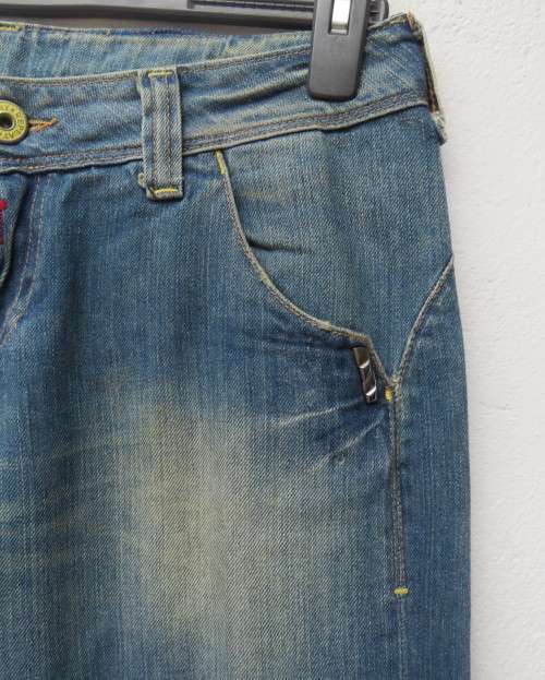 Men`s original REPLAY Italy straight legged jeans size 29.Waist 86cm.Hips100cm.Inner leg 77cm As new