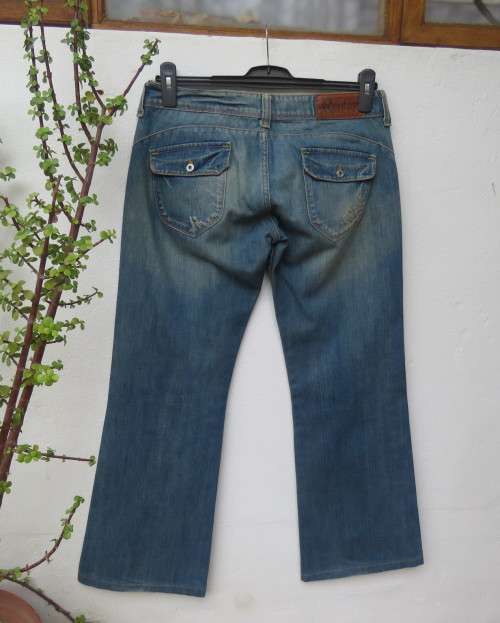 Men`s original REPLAY Italy straight legged jeans size 29.Waist 86cm.Hips100cm.Inner leg 77cm As new