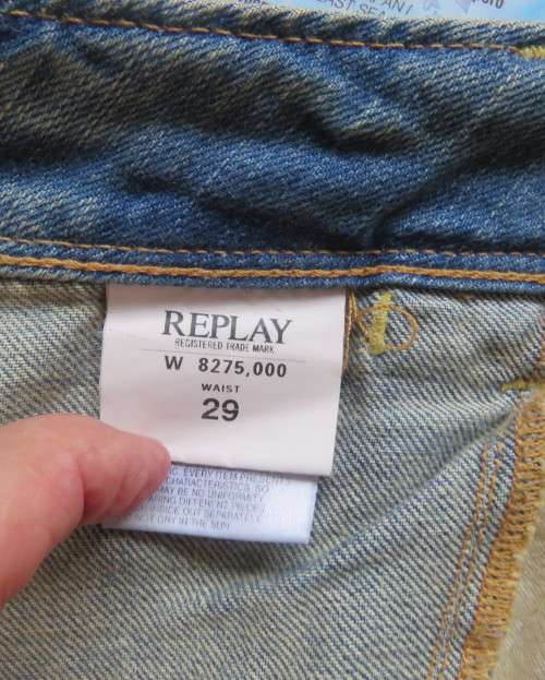 Men`s original REPLAY Italy straight legged jeans size 29.Waist 86cm.Hips100cm.Inner leg 77cm As new
