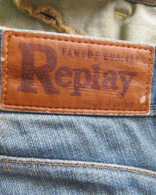 Men`s original REPLAY Italy straight legged jeans size 29.Waist 86cm.Hips100cm.Inner leg 77cm As new