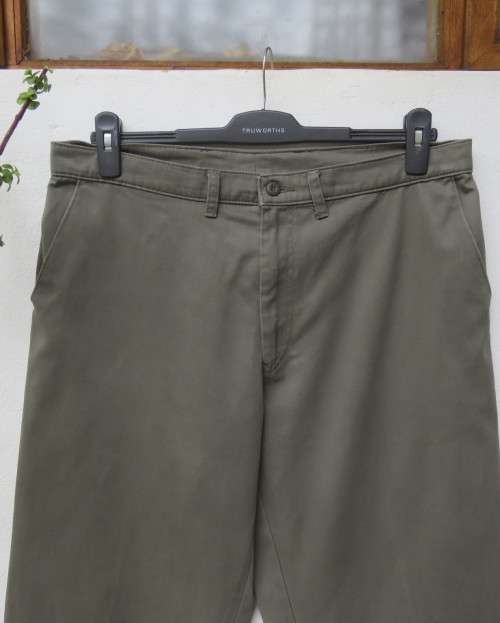 Men`s coffee colour Chino pants in pure cotton size 36.Inner leg 78cm.Flat front.Very good con.