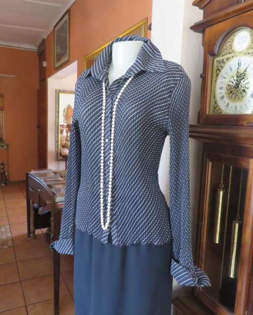 Stunning black/white permanent pleated diagonal striped top.Size 34/36 by OASIS. New condition.