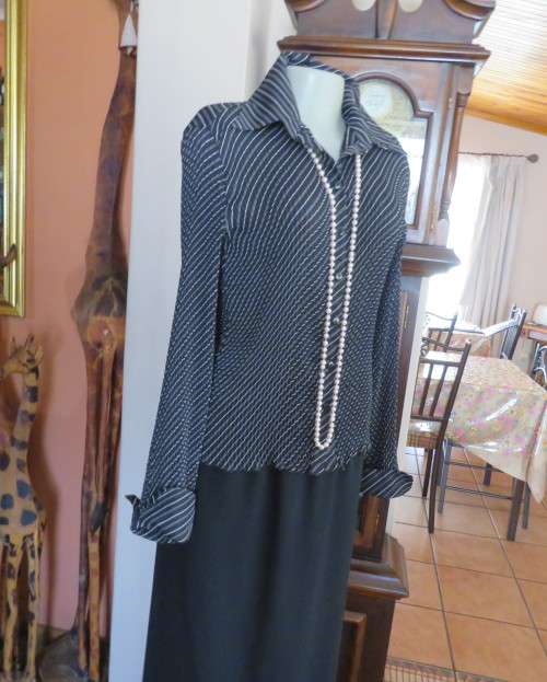 Stunning black/white permanent pleated diagonal striped top.Size 34/36 by OASIS. New condition.