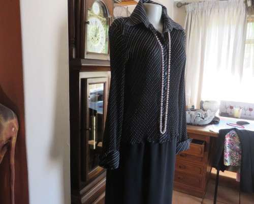 Stunning black/white permanent pleated diagonal striped top.Size 34/36 by OASIS. New condition.