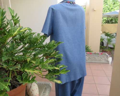 Summer 2 pc pantsuit in mottled cobalt blue polycotton,Short sleeve top,High waist pants.Size 42/44