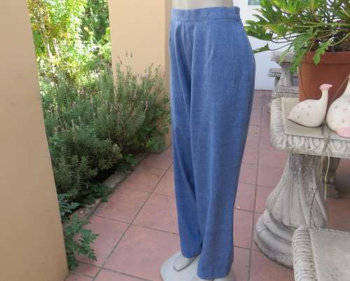 Summer 2 pc pantsuit in mottled cobalt blue polycotton,Short sleeve top,High waist pants.Size 42/44