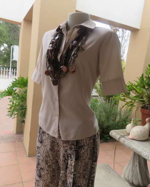 Classic tailored wheat colour button down top.Shirt collar.Short cuffed sleeves.Size 34.Good cond