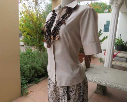Classic tailored wheat colour button down top.Shirt collar.Short cuffed sleeves.Size 34.Good cond
