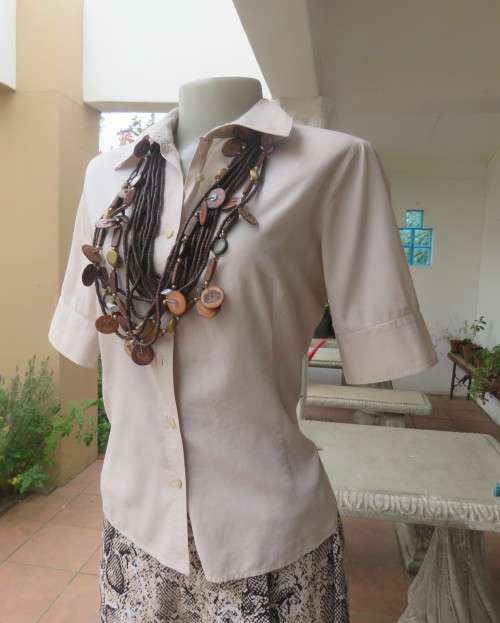 Classic tailored wheat colour button down top.Shirt collar.Short cuffed sleeves.Size 34.Good cond