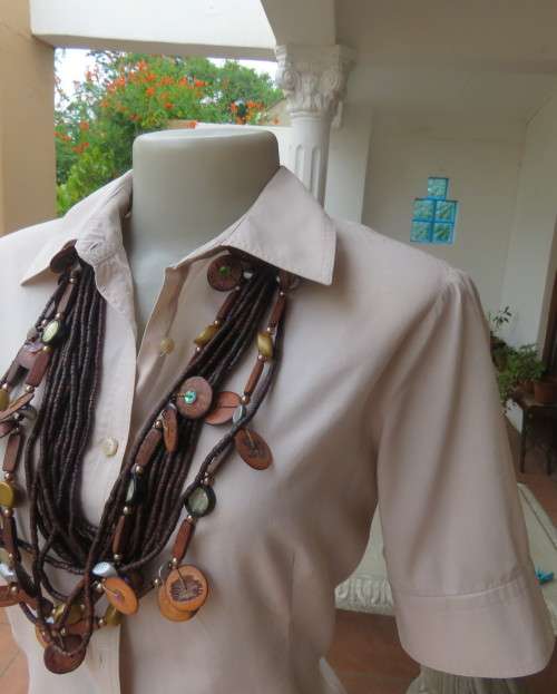 Classic tailored wheat colour button down top.Shirt collar.Short cuffed sleeves.Size 34.Good cond