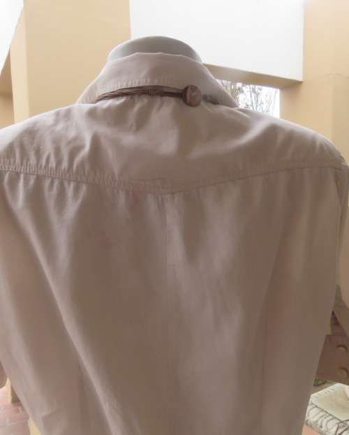 Classic tailored wheat colour button down top.Shirt collar.Short cuffed sleeves.Size 34.Good cond
